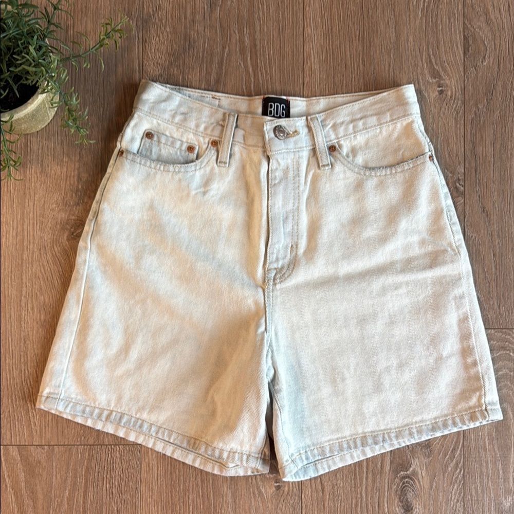 URBAN OUTFITTERS BDG SUPER LIGHT WASH DENIM HIGH RISE MOM SHORTS SIZE 26